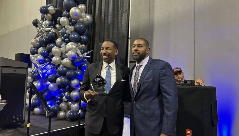 Atlanta Mayor Andre Dickens accepts trailblazing award at 2025 Atlanta Black Expo VIP reception. (Picture by Nyesha Stone/Carvd N Stone)